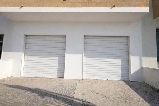 Lequile locale commerciale con giardino