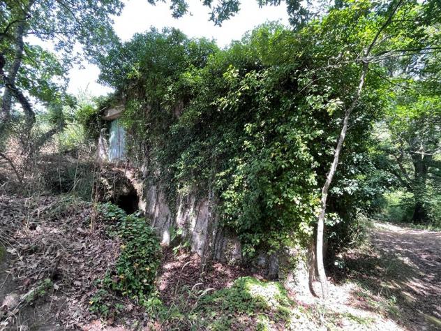 Nel comune di Sorano e precisamente nella frazione di San Giovanni delle Contee che dispone di servizi di prima necessità e dista circa 14 km da Soran