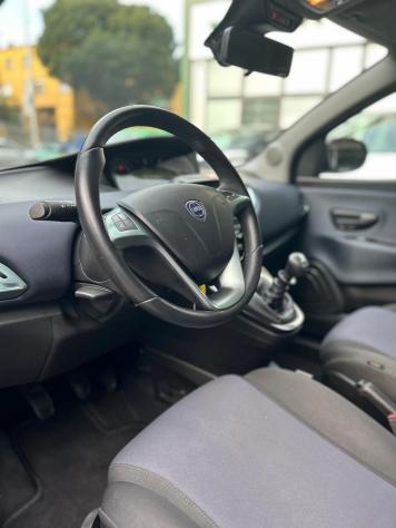 Lancia Ypsilon 1.0 FireFly 70cv Hybrid Gold Plus - Foto 9