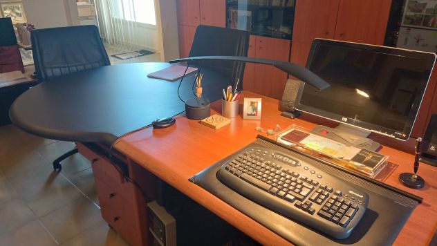 Vendo Scrivania direzionale Styloffice con cassettiera, sedie e mobile basso. - Foto 3
