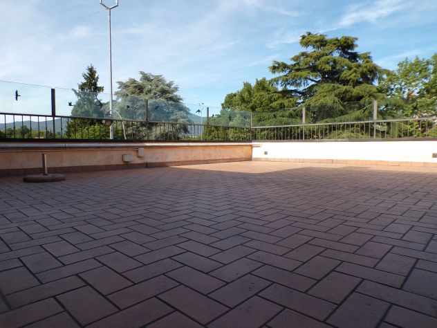 Biandronno - Appartamento con splendida terrazza - Foto 9