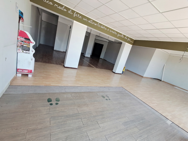 SCALA GRECA:BASSO COMMERCIALE DI MQ 230.3 VETRINE SU STRADA - Foto 3