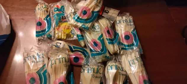 Centinaia di posate di plastica e vaschette per gelato - Foto 2