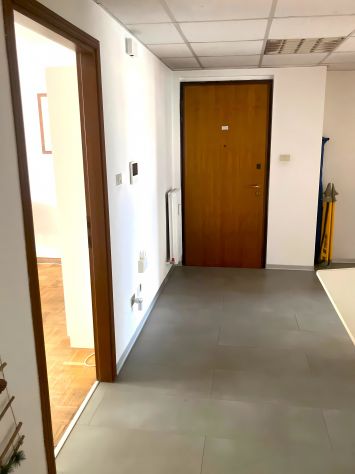 Via Zambra - Ampio ufficio con posti auto - Foto 3