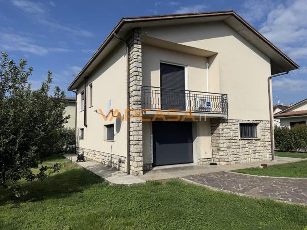 VILLA SINGOLA CON AMPIO GIARDINO PRIVATO