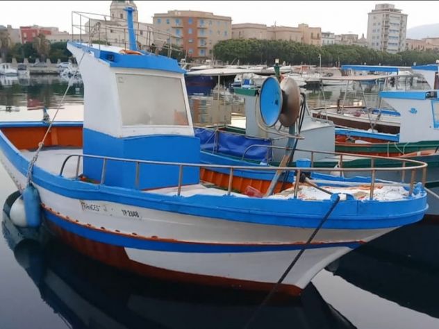 Vendesi Barca da Pesca in legno, 7,07 MT con Licenza di Pesca per cessione att.