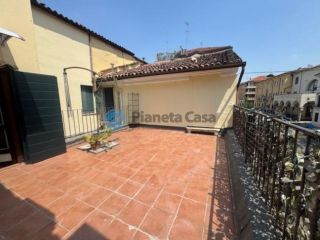 CENTRO STORICO: bicamere arredato con terrazza abitabile