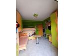 Cameretta con soppalco per 2 bambini/ragazzi in legno colore noce chiaro