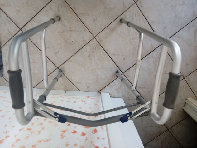Deambulatore Regolabile e Richiudibile robusto e leggero - Foto 6