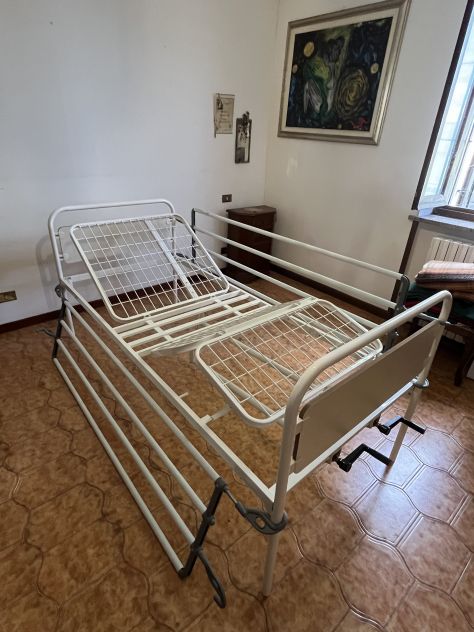 Vendo letto da degenza con spondine reclinabili - Foto 2