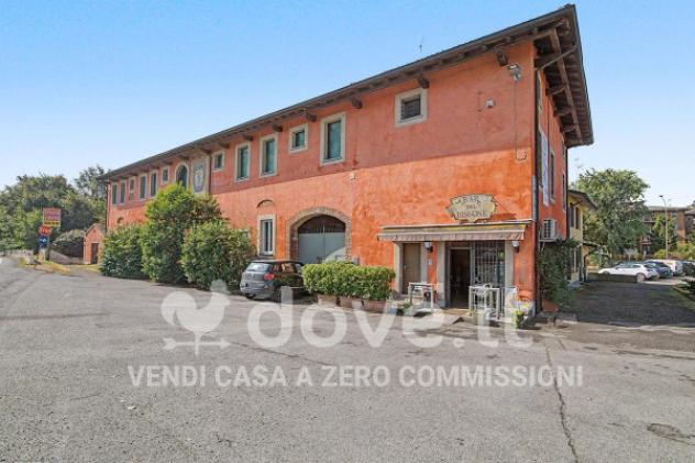 Casa indipendente di 900 m² con più di 5 locali e posto auto in vendita a San Zenone al Lambro