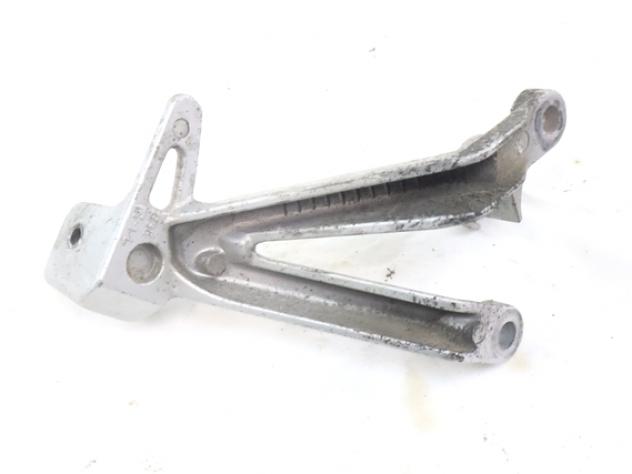 SUZUKI GSX R 600 4370033E00 STAFFA PEDANA POSTERIORE SINISTRA 97- 00 REAR LEFT FOOTREST BRACKET - Foto 3