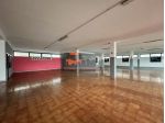 Locale commerciale/capannone con ampie vetrine fronte strada e parcheggio p &hellip;