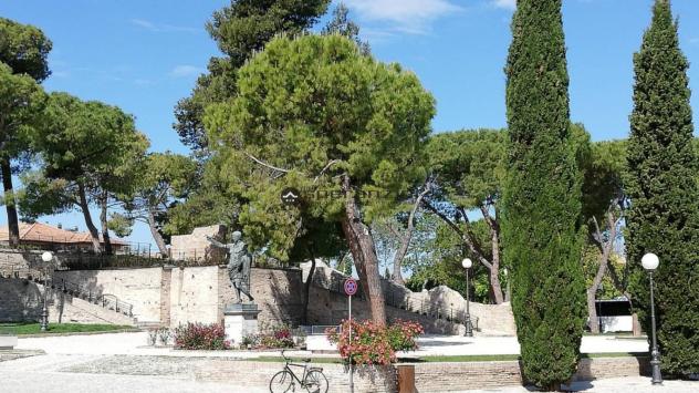 ALLE PORTE DEL CENTRO STORICO: Fano alle porte del centro
per chi desidera un'attività di bar e tabacchi in una posizione strategica, mettiamo in vend - Foto 4