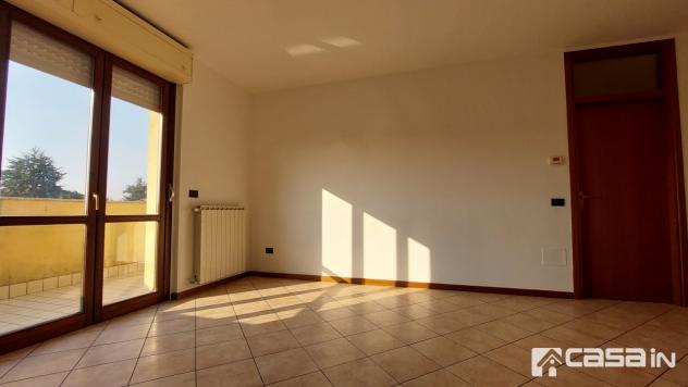 In zona centrale proponiamo in vendita esclusiva luminoso appartamento di due locali con balcone, sovrastante ampio sottotetto, cantina e box.
L'immob - Foto 7