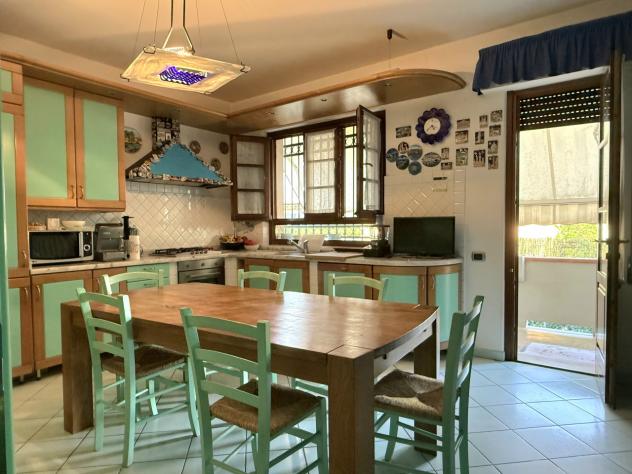 RONCHI, zona tranquilla e vicina al mare, villa su più livelli con ampio giardino su quattro lati. Al piano terra troviamo ingresso, salone, tinello, - Foto 2