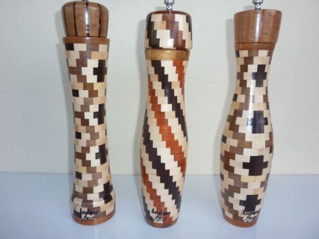 Oggetti d'artigianato in legno esotico.