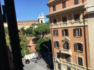 Roma, a pochi passi da stazioni metro San Giovanni (A,B) e Porta Metronia (B).