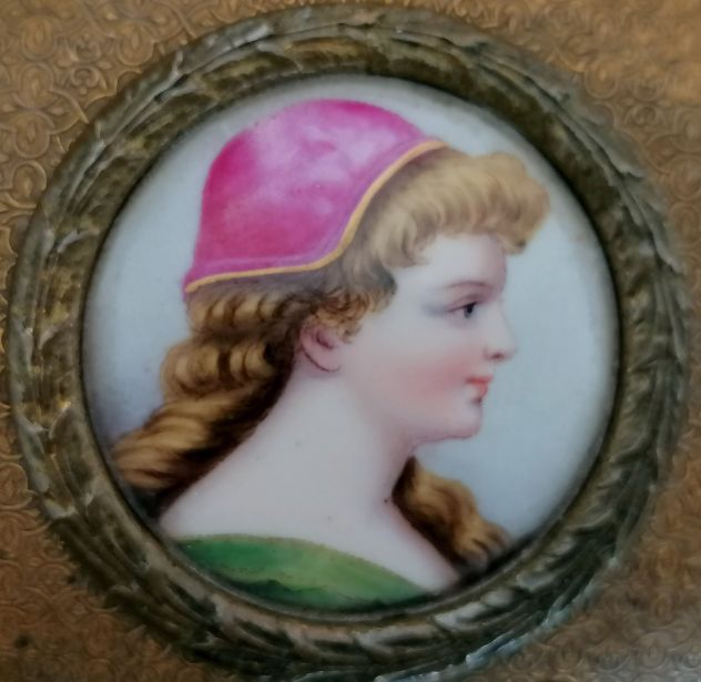 ANTICA SCATOLA IN BRONZO DORATO CON MINIATURA SU PORCELLATA, FINE 1800. - Foto 3