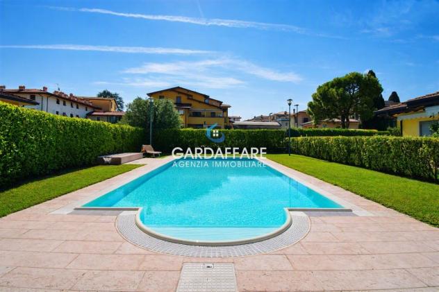 VILLETTA A SCHIERA DI TESTA CON GIARDINO SU TRE LATI E BELLISSIMO PORTICO VIVIBILE - Foto 19