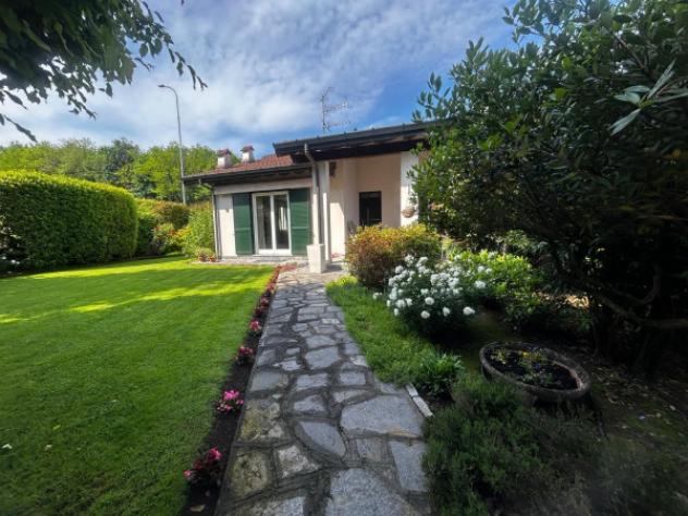 Villa di 314 m² con più di 5 locali e box auto doppio in vendita a Azzate - Foto 2