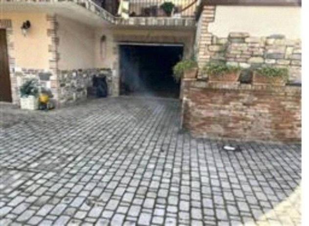 Immobile in asta di 323 m², box auto in vendita a Frontone - Foto 2