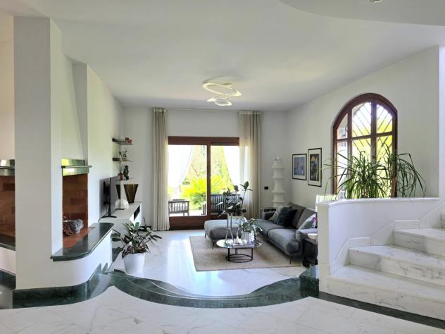 MASSA, villa di ampia metratura nella prima periferia, disposta su tre livelli con ampio giardino di circa 1.300 mq. Composta di salone con camino, cu - Foto 3