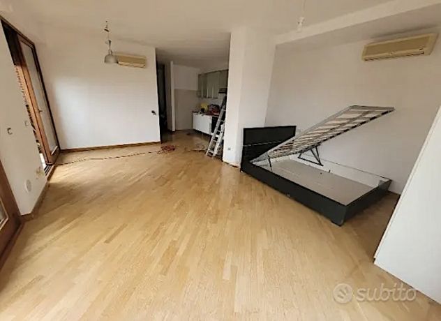 ACILIA ATTICO OPEN SPACE ARREDATO CON TERRAZZO PRIVATO. - Foto 4