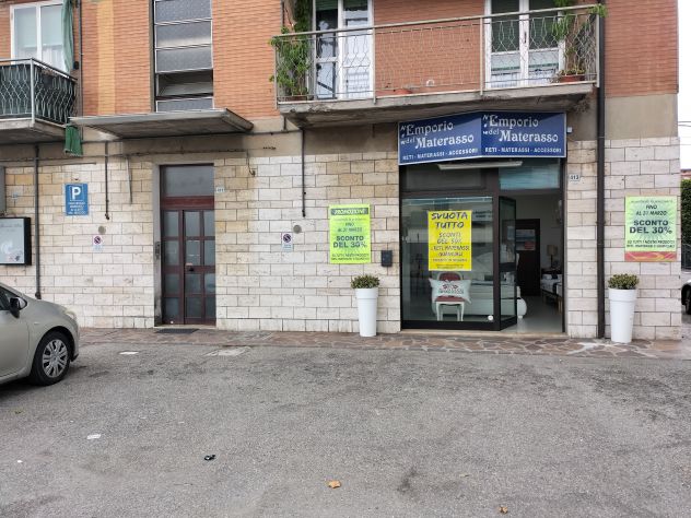 NEGOZIO E LABORATORI AD ANGOLO FRONTE STRADA