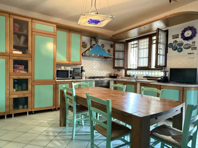 RONCHI, zona tranquilla e vicina al mare, villa su più livelli con ampio giardino su quattro lati. Al piano terra troviamo ingresso, salone, tinello, - Foto 11