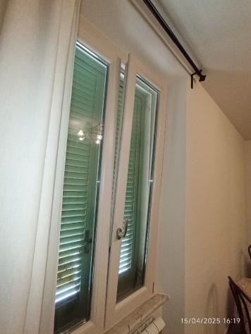 Appartamento con ingresso indipendente e posto auto . Primo piano . Completamente ristrutturato ed arredato . - Foto 6