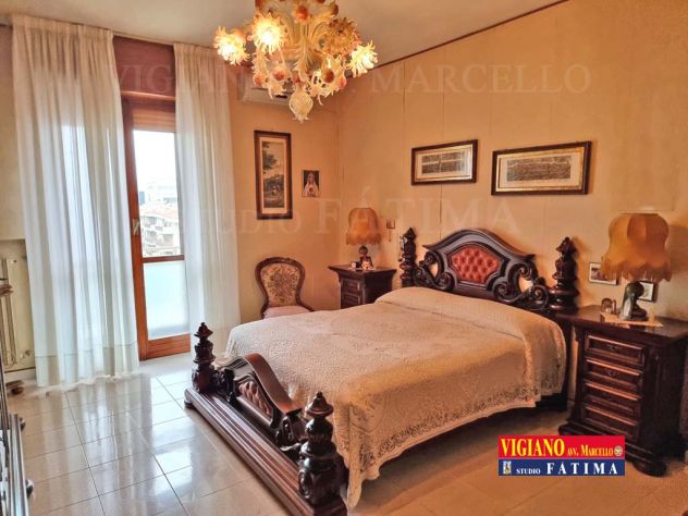 VENDESI - TRATTABILE -VIA IMPERIALE 22 - VANI 4/MQ.144 CAT - 2 BAGNI, POSTI AUTO - Foto 4