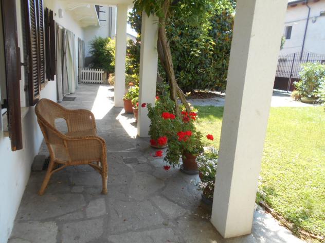 Indipendente su 2 piani: piano terra con ingresso con vano con comoda scala di collegamento, ampia cucina abitabile, sala, camera con bagno, altra cam - Foto 4