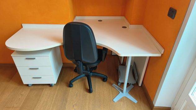 Scrivania angolare con mensole e accessori - Foto 3