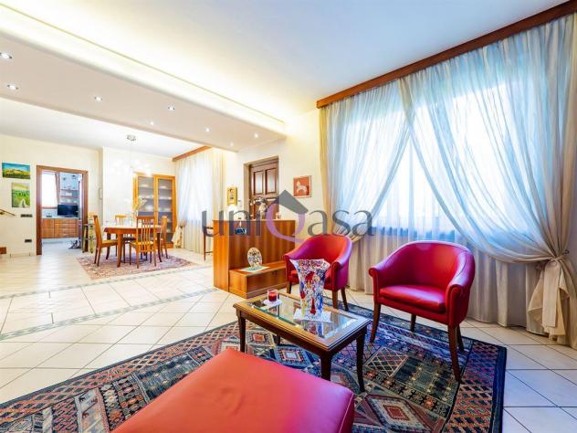 Meda (MB), vendesi villa singola con giardino privato – Eleganza, spazio e comfort per la tua famiglia.