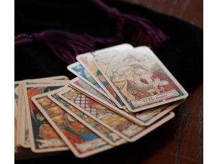 Operatrice esoterica esperta empatica esegue purificazioni riti magia rossa nera