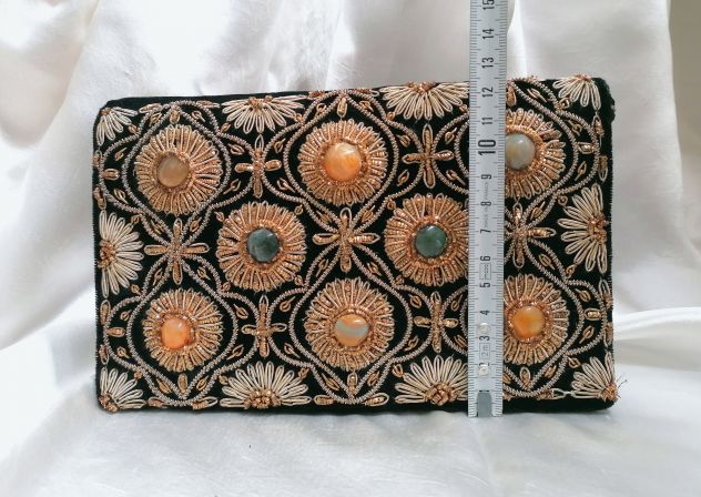 BELLISSIMA POCHETTE DA SERA RICAMATA IN ORO CON PIETRE DURE NUOVA, INDIA. - Foto 9