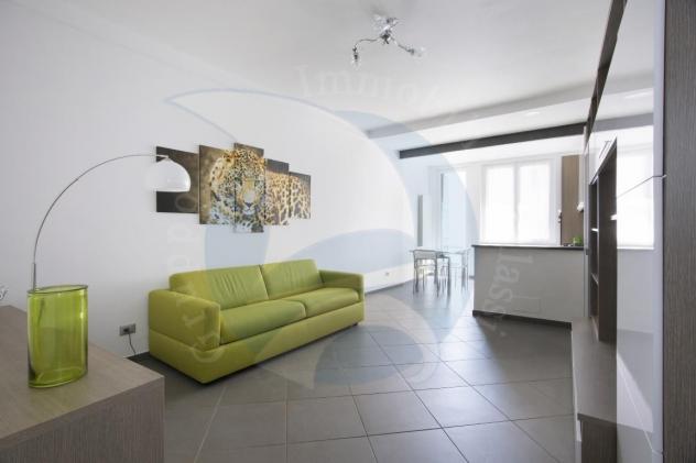 Alassio, ampio bilocale ristrutturato e arredato, con vista mare.
