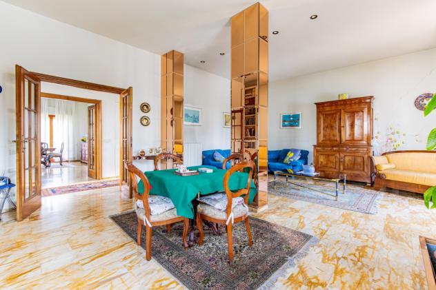 VILLA di 12 vani e di 250 mq (VIAREGGIO) rif. 672