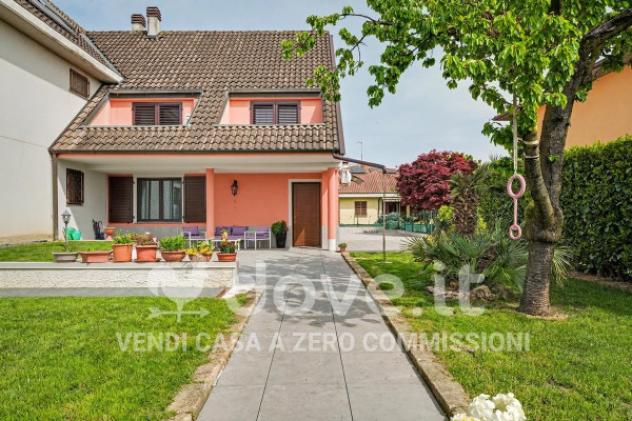 Villa di 400 m² con più di 5 locali in vendita a Cambiago