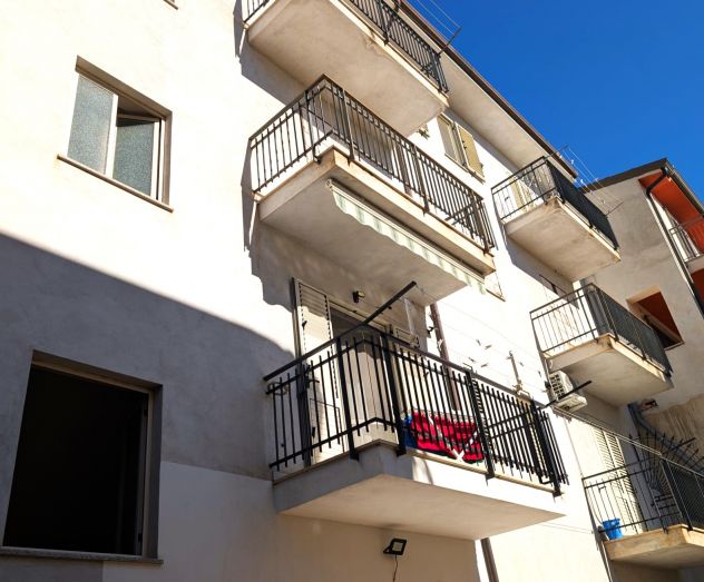 Lauropoli: appartamento allo stato rustico con garage - Foto 8