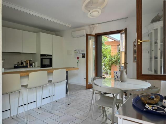 RONCHI, a soli 500 metri dal mare della Riviera Apuana, elegante villetta a schiera d'angolo con giardino su due lati e ampio pergolato. Disposta su t - Foto 7