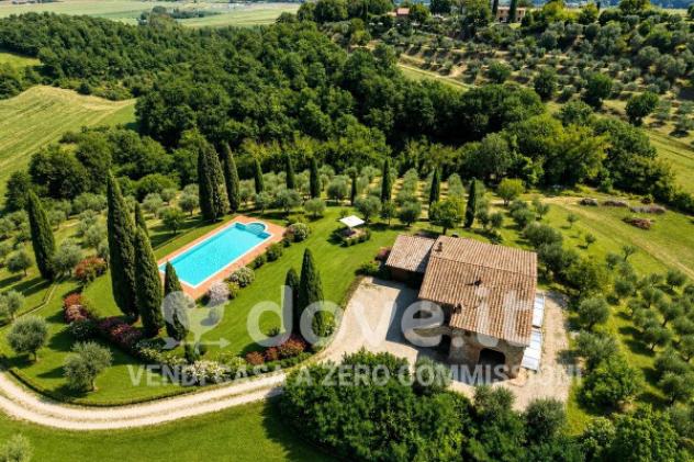 Rustico / Casale di 300 m² con 5 locali in vendita a Cetona