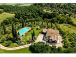 Rustico / Casale di 300 m² con 5 locali in vendita a Cetona