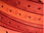 T35 Nastro in pelle a vegetale anilina Rosso forato H 14 mm - L 100 mt