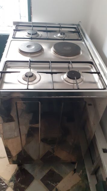 Offro per la vendita una Cucina  in acciaio ,  4 fuochi gas , 2 piastre e forno - Foto 2