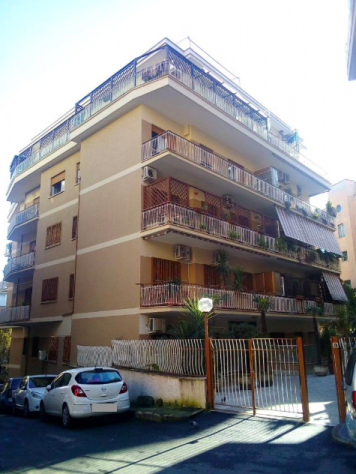 BALDO DEGLI UBALDI TRILOCALE ARREDATO CON TERRAZZO PRIVATO.