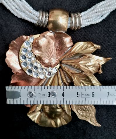 COLLIER MULTIFILO IN MICRO-PERLE E GRANDE PENDENTE DORATO EPOCA 1950-60. - Foto 9