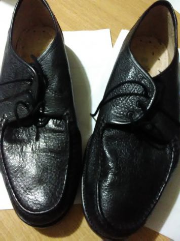 Scarpe classiche nere.