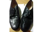 Scarpe classiche nere.